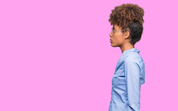 Vackra Unga Afroamerikanska Affärskvinna Över Isolerade Bakgrund Ser Att Side — Stockfoto
