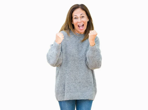笑顔と成功のために叫んで 上冬のセーターを着て美しい中年女性は非常に幸せと興奮の腕を上げ 勝者のジェスチャを行う背景を分離しました お祝いのコンセプト — ストック写真