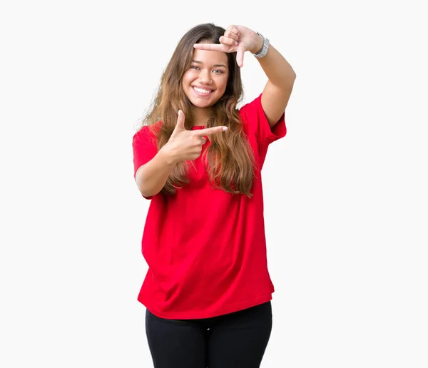 Joven Mujer Morena Hermosa Con Camiseta Roja Sobre Fondo Aislado —  Fotos de Stock