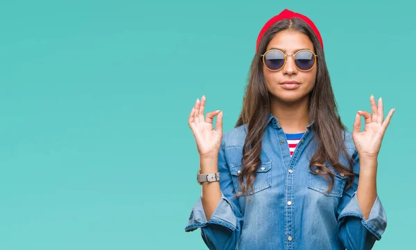 Genç Güzel Arap Kadın Giyiyor Güneş Gözlüğü Izole Arka Plan — Stok fotoğraf