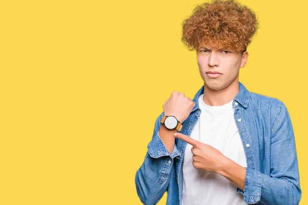 Ung Vacker Man Med Afro Hår Bär Jeansjacka Hast Pekar — Stockfoto