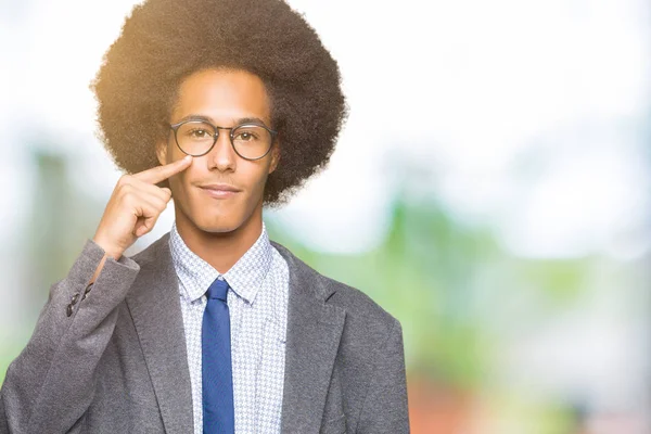 Joven Hombre Negocios Afroamericano Con Cabello Afro Usando Gafas Señalando —  Fotos de Stock