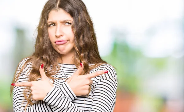 Mooie Jongedame Dragen Strepen Trui Naar Beide Zijden Met Vingers — Stockfoto