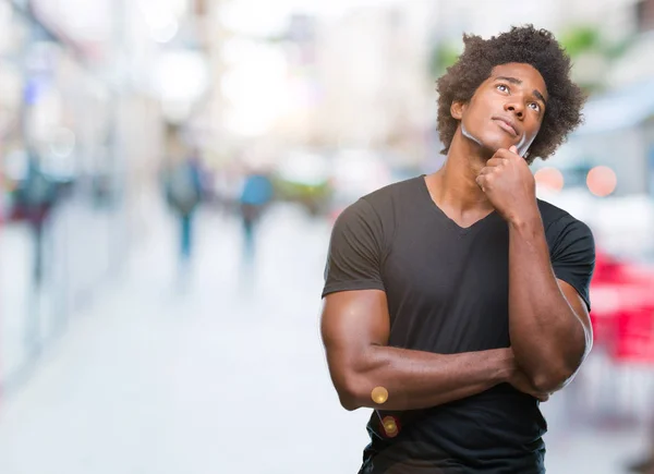 Afro Amerikai Ember Feletti Elszigetelt Háttér Kézzel Chin Gondolkodás Kérdés — Stock Fotó