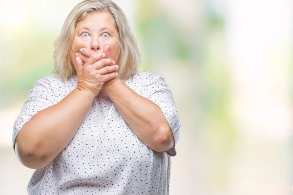 Senior Más Tamaño Mujer Caucásica Sobre Fondo Aislado Impactado Cubriendo — Foto de Stock