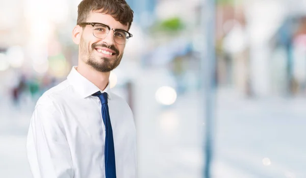 Jovem Homem Negócios Bonito Vestindo Óculos Sobre Fundo Isolado Convidando — Fotografia de Stock