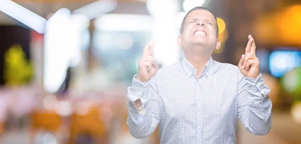 Homem Negócios Árabe Meia Idade Sobre Fundo Isolado Sorrindo Cruzando — Fotografia de Stock