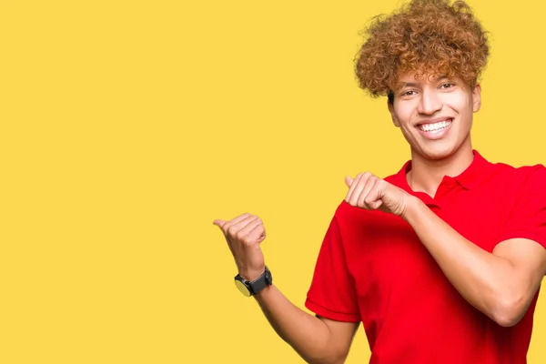 Jonge Knappe Man Met Afro Haar Dragen Rode Shirt Pointing — Stockfoto