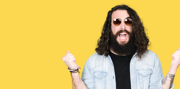 Joven Hipster Hombre Con Pelo Largo Barba Con Gafas Sol —  Fotos de Stock