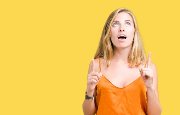 Hermosa Joven Con Camisa Naranja Sobre Fondo Aislado Asombrada Sorprendida — Foto de Stock