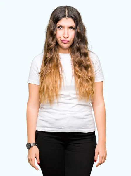 Junge Schöne Frau Trägt Legeres Weißes Shirt Skeptisch Und Nervös — Stockfoto