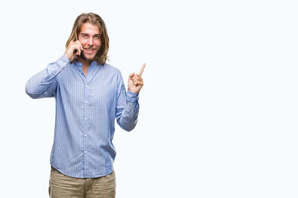 Giovane Bell Uomo Con Capelli Lunghi Sfondo Isolato Parlando Telefono — Foto Stock