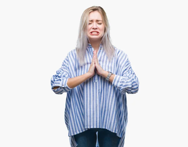 懇願するような非常に感情的なおよび心配の顔希望表現とともに手で祈って分離の背景の上の若いブロンドの女性 赦しを乞います 宗教概念 — ストック写真