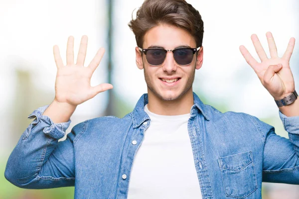 Ung Vacker Man Bär Solglasögon Över Isolerade Bakgrund Visar Och — Stockfoto