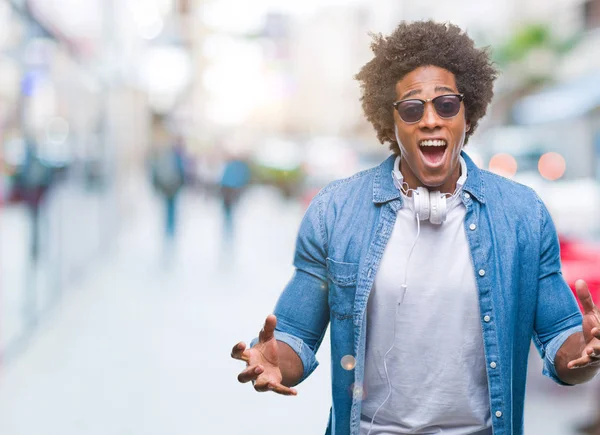 Hombre Afroamericano Con Auriculares Escuchando Música Sobre Fondo Aislado Celebrando —  Fotos de Stock