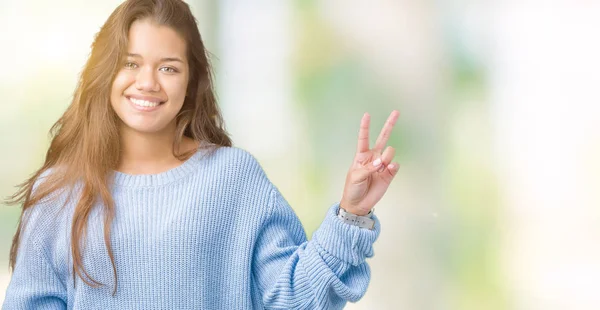 Jonge Mooie Brunette Vrouw Blauwe Winter Trui Dragen Geïsoleerde Achtergrond — Stockfoto