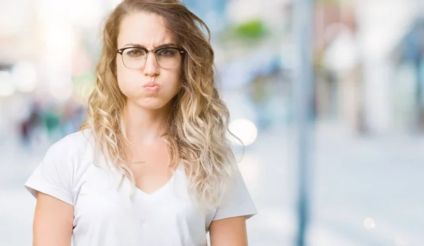 Krásná Mladá Blond Žena Nosí Brýle Izolované Pozadí Nafoukla Tváře — Stock fotografie