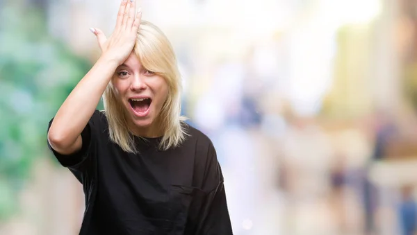 Jonge Mooie Blonde Vrouw Geïsoleerde Achtergrond Verrast Met Hand Het — Stockfoto