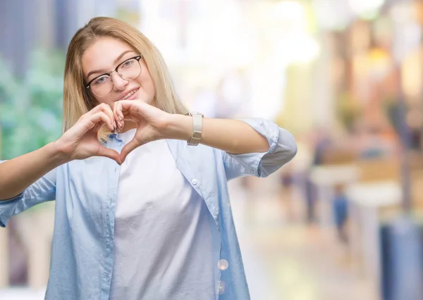 年轻的白人商业妇女戴眼镜在孤立的背景微笑的爱显示心脏符号和形状与手 浪漫概念 — 图库照片