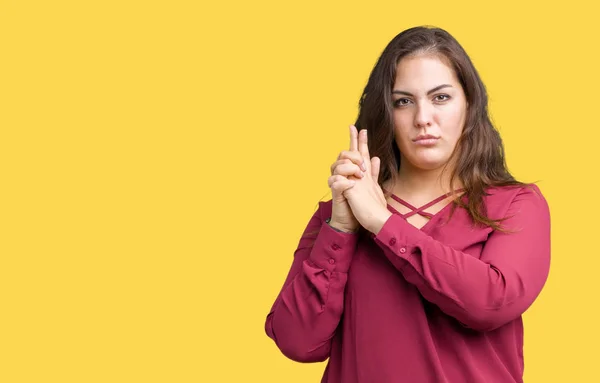 Schöne Size Junge Frau Über Isoliertem Hintergrund Mit Symbolischer Waffe — Stockfoto