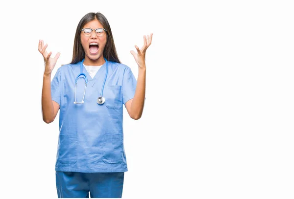 Mladý Lékař Asijské Žena Nad Izolované Pozadí Crazy Šílený Křik — Stock fotografie