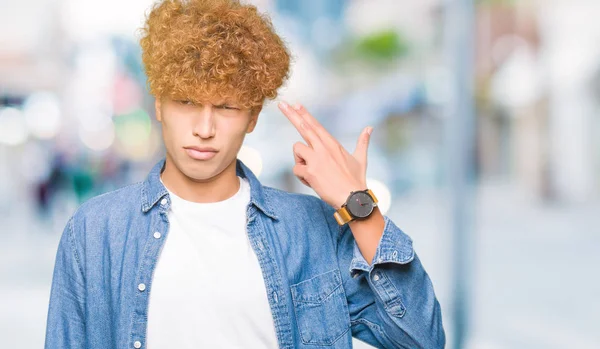 Jovem Homem Bonito Com Cabelo Afro Vestindo Casaco Ganga Tiro — Fotografia de Stock