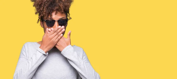 Hermosa Mujer Afroamericana Joven Con Gafas Sol Sobre Fondo Aislado — Foto de Stock