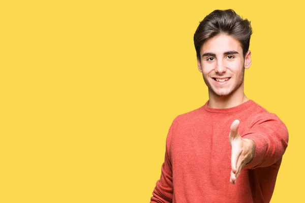 Joven Hombre Guapo Sobre Fondo Aislado Sonriendo Amistoso Ofreciendo Apretón —  Fotos de Stock