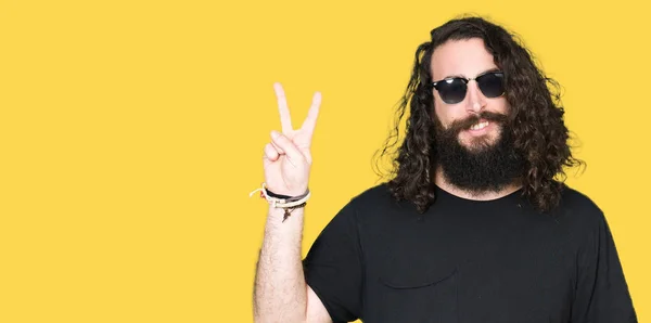 Homem Jovem Hipster Com Cabelos Longos Barba Usando Óculos Sol — Fotografia de Stock