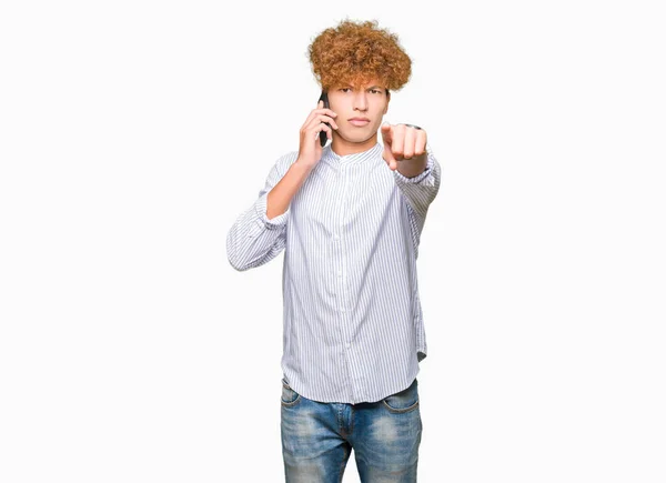 若いハンサムな男は指で指しているカメラと電話で話して 手署名 正面からポジティブで自信のジェスチャー — ストック写真