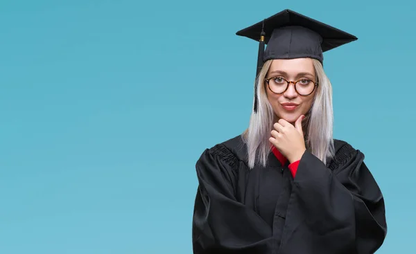 Mujer Rubia Joven Con Uniforme Graduado Sobre Fondo Aislado Mirando —  Fotos de Stock