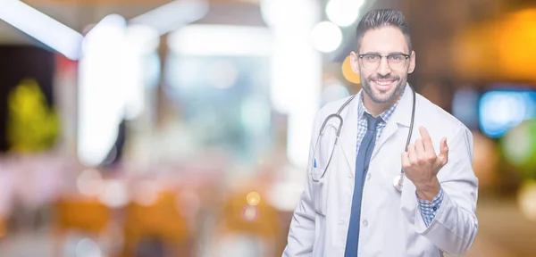 Yakışıklı Genç Doktor Adam Beckoning Gel Burada Mutlu Gülümseyerek Davet — Stok fotoğraf