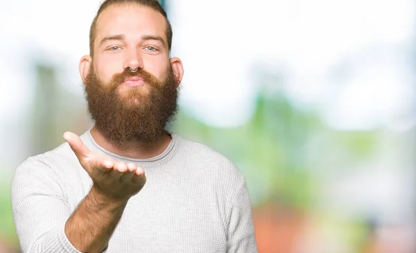 Jonge Blonde Man Dragen Casual Trui Kijken Naar Camera Een — Stockfoto