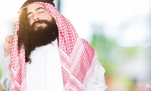 Człowiek Biznesu Arabskiego Długich Włosów Noszenia Tradycyjnych Kefija Szalik Rozciąganie — Zdjęcie stockowe