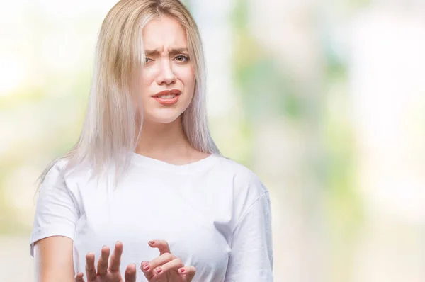 Mujer Rubia Joven Sobre Fondo Aislado Expresión Disgustada Disgustada Temerosa —  Fotos de Stock