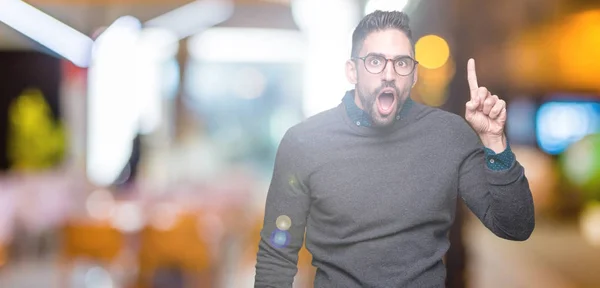 Homem Bonito Jovem Usando Óculos Sobre Fundo Isolado Apontando Dedo — Fotografia de Stock