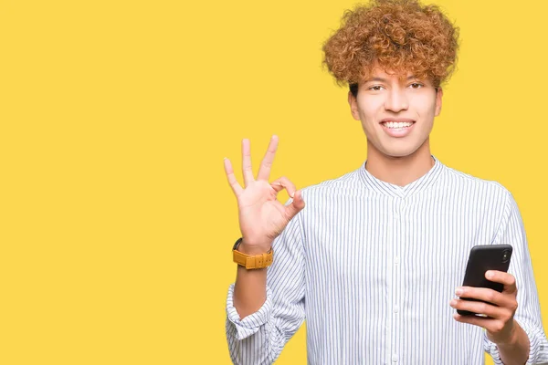 Mladý Pohledný Muž Pomocí Smartphone Dělá Cedulka Prsty Vynikající Symbol — Stock fotografie