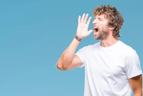 Pohledný Model Hispánský Muž Nad Izolované Pozadí Křičí Ječí Nahlas — Stock fotografie