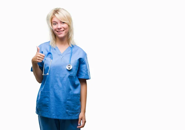 Unga Vackra Blonde Läkare Kvinna Bär Medicinsk Uniform Över Isolerade — Stockfoto