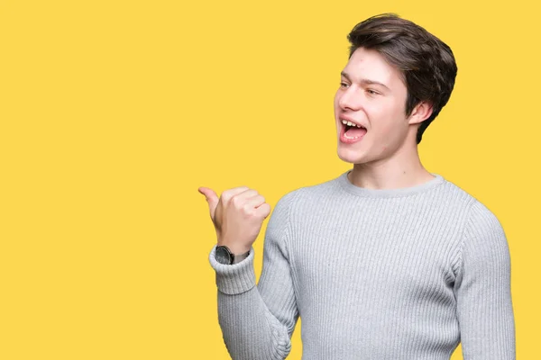 Joven Hombre Guapo Con Suéter Invierno Sobre Fondo Aislado Sonriendo —  Fotos de Stock