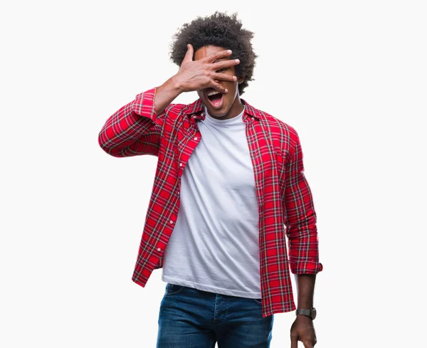 Afro Amerikaanse Man Geïsoleerde Achtergrond Gluren Schok Voor Gezicht Ogen — Stockfoto