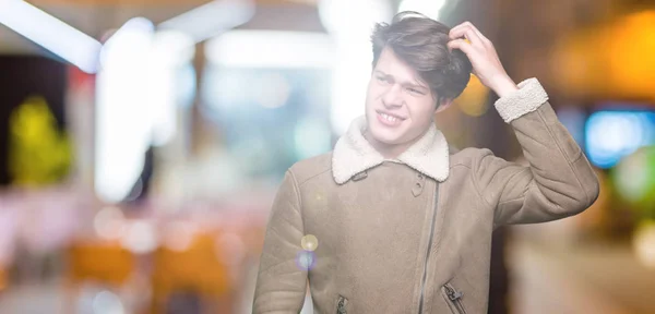 Genç Yakışıklı Adam Giyen Kış Ceket Izole Arka Plan Üzerinde — Stok fotoğraf