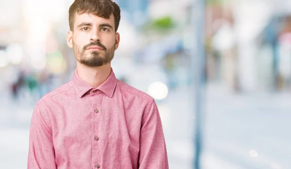 Homem Bonito Jovem Vestindo Camisa Rosa Sobre Fundo Isolado Relaxado — Fotografia de Stock