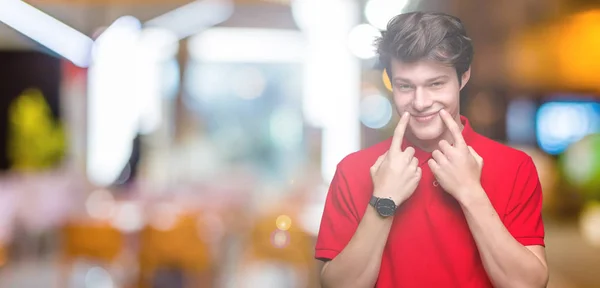 Pemuda Tampan Mengenakan Kaos Merah Atas Latar Belakang Terisolasi Tersenyum — Stok Foto