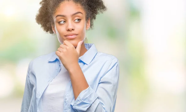Młody Afro American Kobieta Białym Tle Patrząc Pewny Siebie Aparat — Zdjęcie stockowe