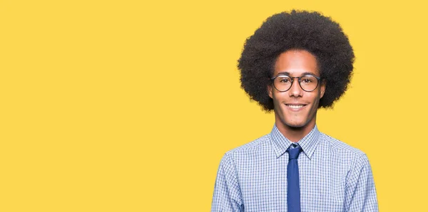 Joven Hombre Negocios Afroamericano Con Cabello Afro Que Lleva Gafas —  Fotos de Stock