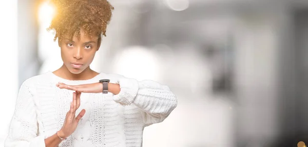 Hermosa Joven Afroamericana Americana Vistiendo Suéter Invierno Sobre Fondo Aislado — Foto de Stock