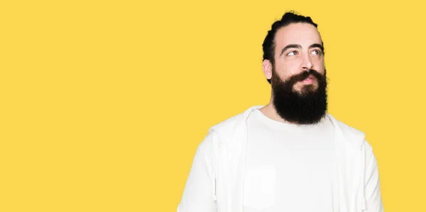 Hombre Joven Con Pelo Largo Barba Usando Sudadera Deportiva Sonriendo —  Fotos de Stock