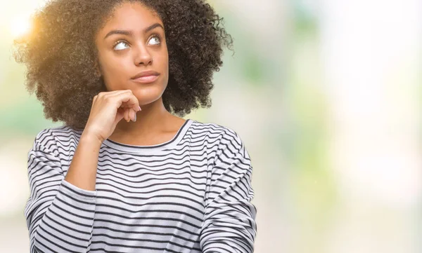 Jonge Afro Amerikaanse Vrouw Geïsoleerde Achtergrond Met Hand Kin Denken — Stockfoto