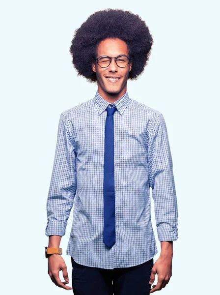 Junger Afrikanisch Amerikanischer Geschäftsmann Mit Afro Haaren Brille Zwinkernd Die — Stockfoto